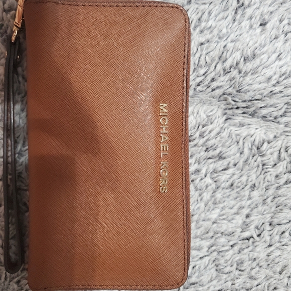 Michael Kors crossbody purse and wallet. Open to offers - Picture 8 of 8